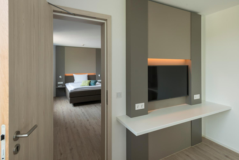 Others 5, Motel B, Borken
