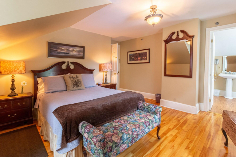 Room 4, The Dawson House Bed Breakfast, Queens
