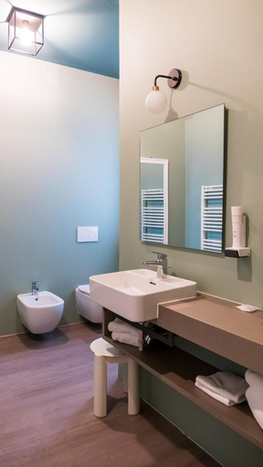 Bathroom 4, Hotel Puccini, Verona