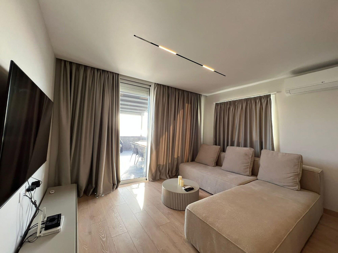 Others, Ansel Home, Sarandës