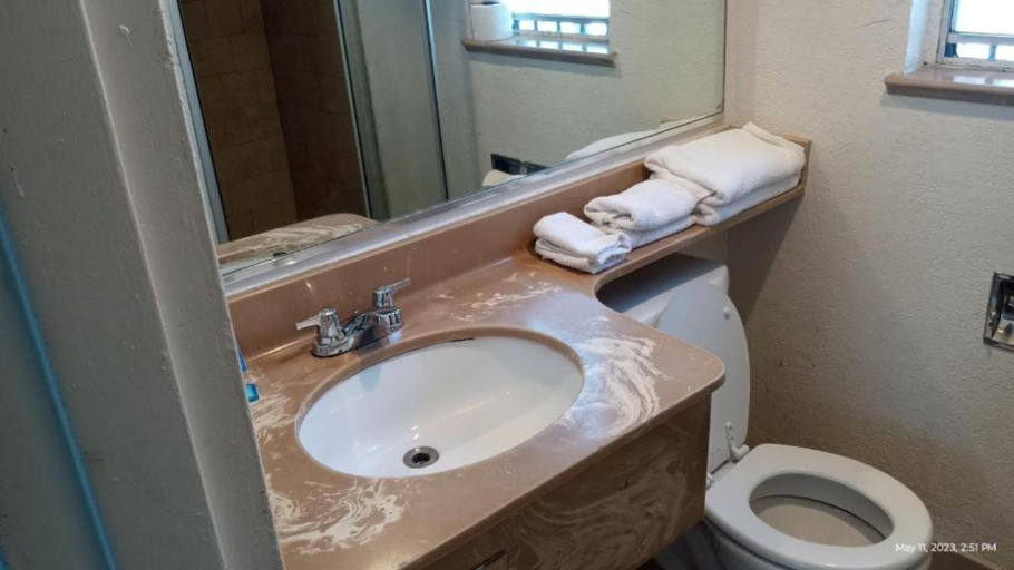 Bathroom, Travelers Beach Inn, Ventura