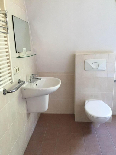 Bathroom 3, Jambon, Uden