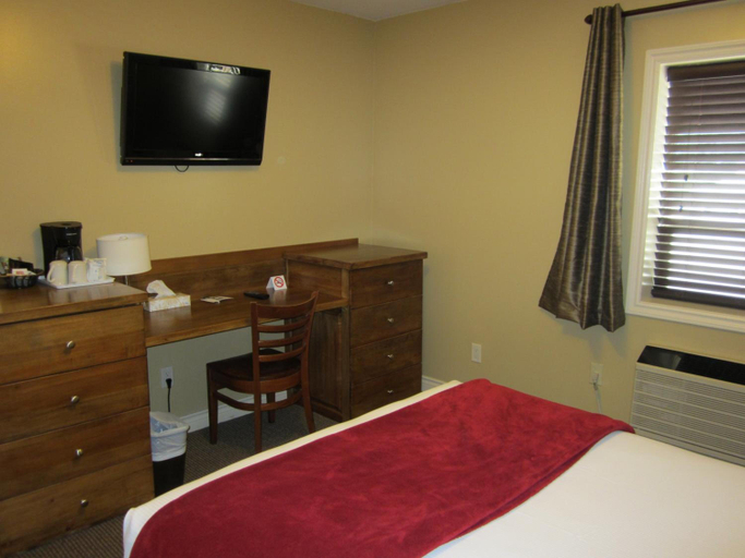 Bedroom 3, Reynolds Hotel, Squamish-Lillooet