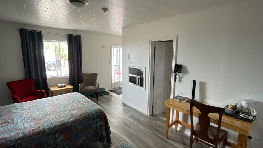 Bedroom 2, Haileybury Beach Motel, Timiskaming