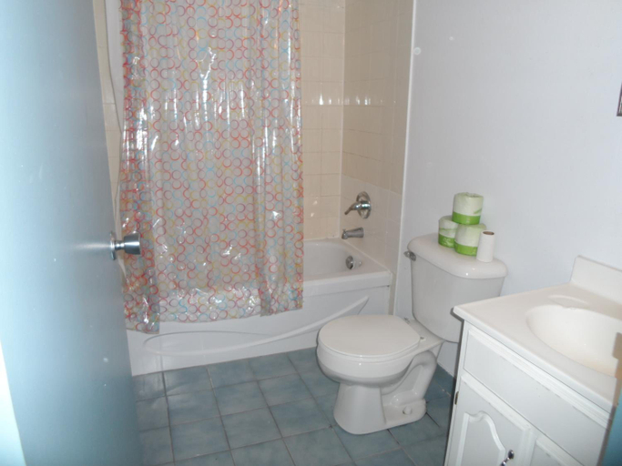 Bathroom 3, Neill Wycik Backpackers Hotel, Toronto