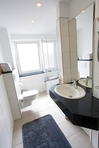 Bathroom 3, Hotel Restaurant Zur Post Lohfelden, Kassel