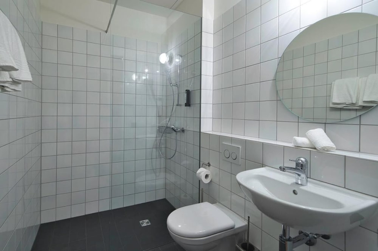 Bathroom 2, Silo Design & Boutique Hostel, Basel