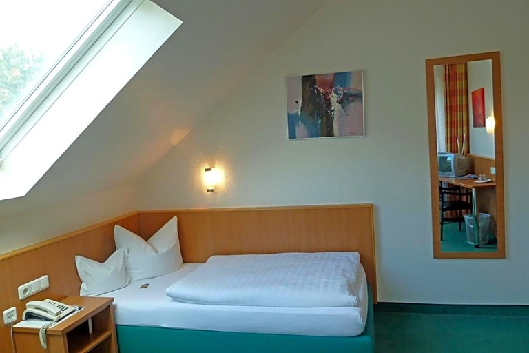 Bedroom 1, Landhotel Sulzbacher Hof, Main-Taunus-Kreis