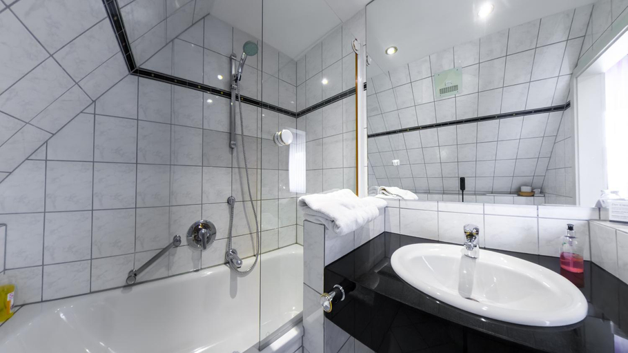 Bathroom 2, Hotel Gasthof Die Post Brennerei Frankenhv He, Ansbach