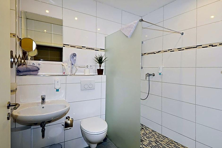 Bathroom 5, Hotel Haus Kleimann Reuer, Recklinghausen