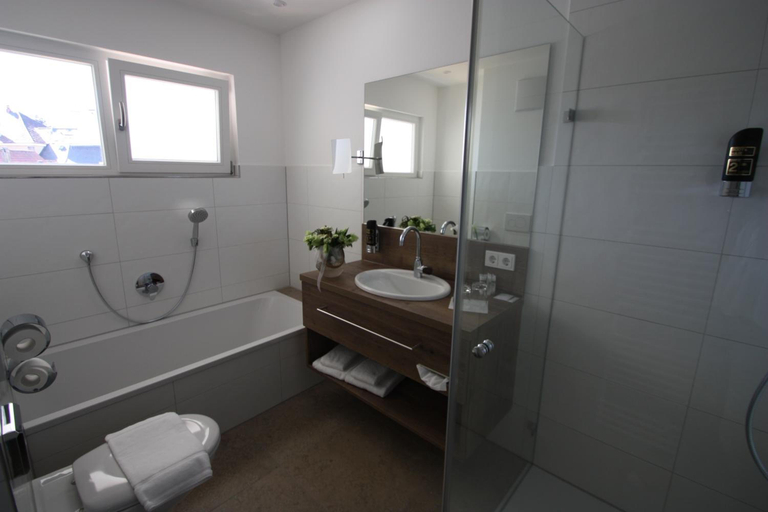 Bathroom 4, Hotel Am Schrannenplatz, Memmingen