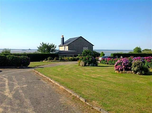 Room 4, Les Hermelles, Manche