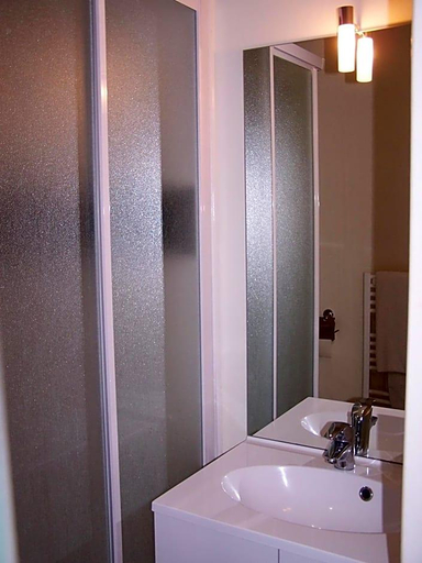 Bathroom 5, Le Lichou, Allier