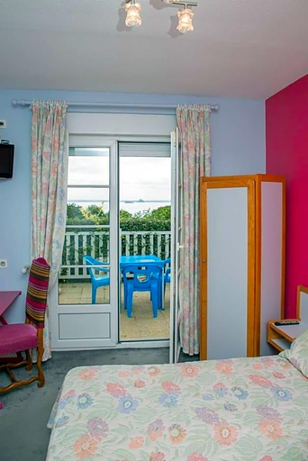 Room 2, Les Hermelles, Manche