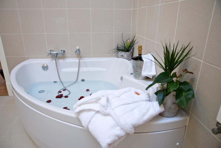 Bathroom 4, Hotel Villa Monter, Teruel