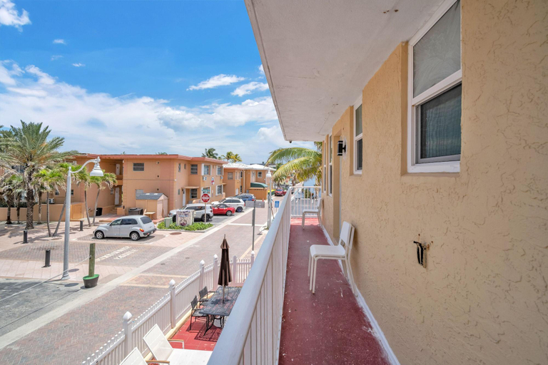 Public Area, Laguna Blu Beach, Broward