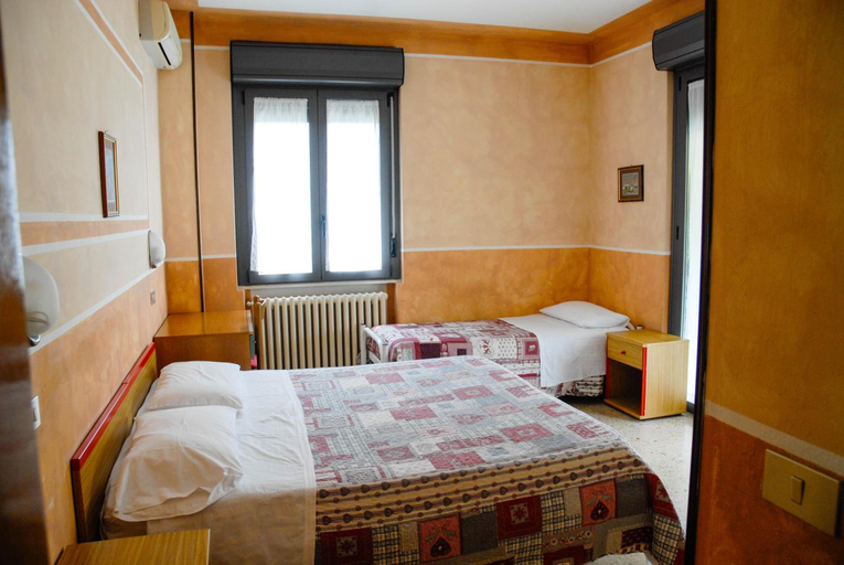 Bedroom 2, Hotel Du Lac, Brescia