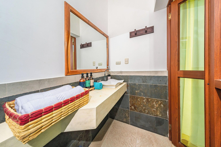 Bathroom 3, Cormorant Beach House, Isabela