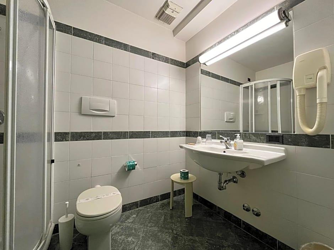 Bathroom 5, Hotel La Goletta, Milano