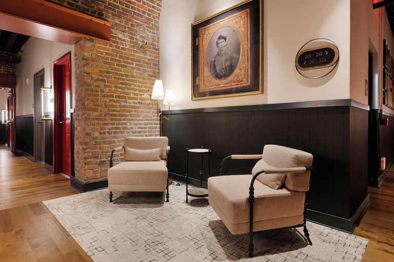 Public Area 3, The Delegate, Franklin
