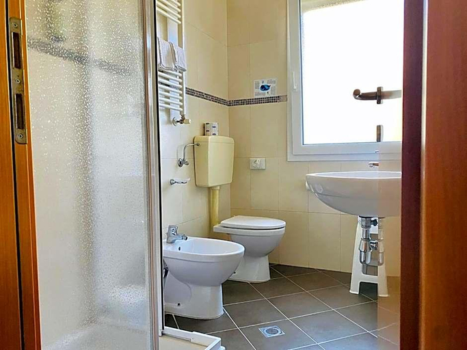 Bathroom 1, Hotel Souvenir, Ravenna