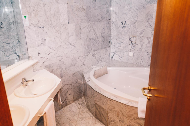 Bathroom, Paul S Hotel, Murtal