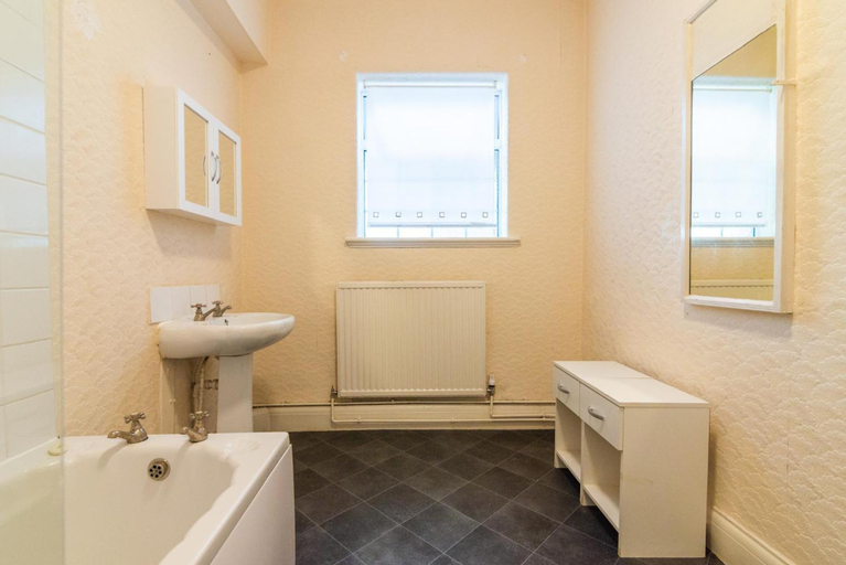 Bathroom 3, Old Trafford Stadium Hotel, Manchester