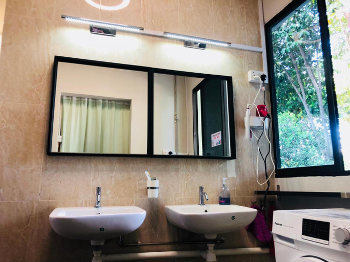 Bathroom 3, Capsulepod@aljunied, Singapore