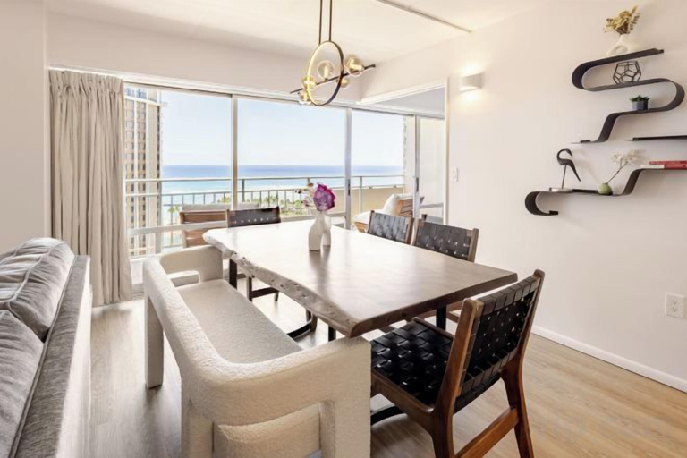 Dining 3, Newly Reno’d Oceanview Luxe Stay w/ Free Parking, Honolulu