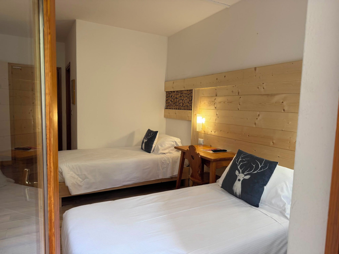 Bedroom 3, Hotel Scoiattolo, Belluno