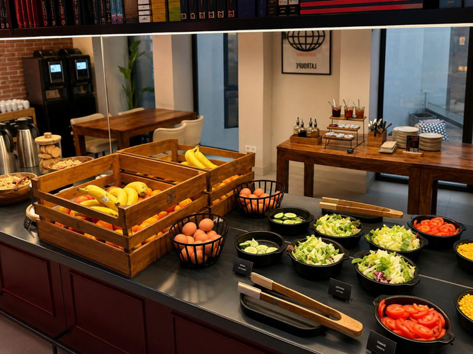 Food & Drinks 5, Latroupe Prado Hostel, Madrid