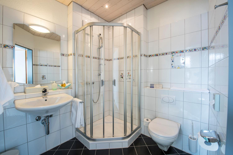Bathroom 4, Seehotel Delphin, Kulm