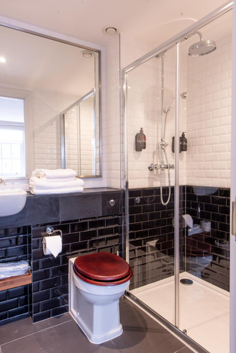 Bathroom 3, Gunmakers, London