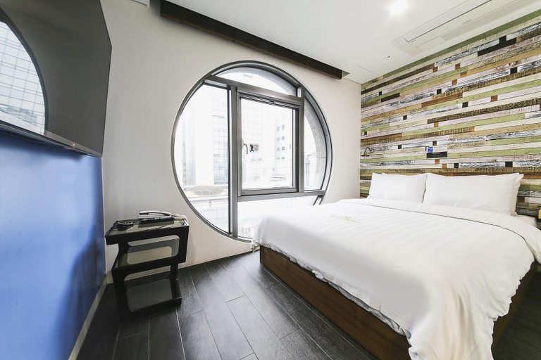 Bedroom 2, Jerry's Planet, Gangnam