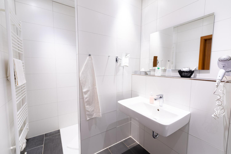 Bathroom 3, Hotel Darstein, Rhein-Pfalz-Kreis