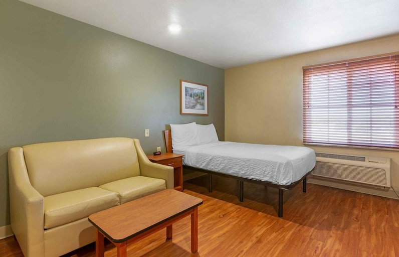 Bedroom 2, WoodSpring Suites Oklahoma City Northwest, Oklahoma