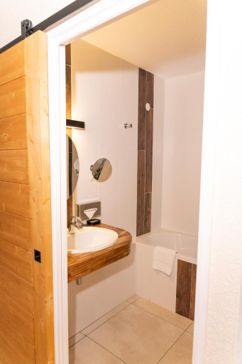 Bathroom 3, Logis Hostellerie De L'abbaye, Var