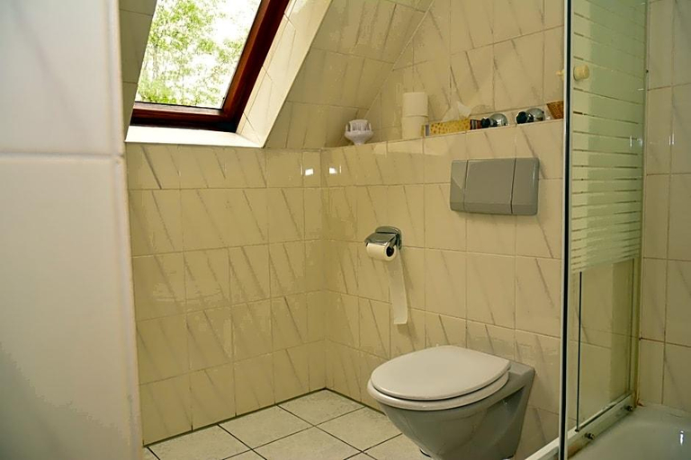Bathroom 4, Hotel Wilhelmshv He, Essen