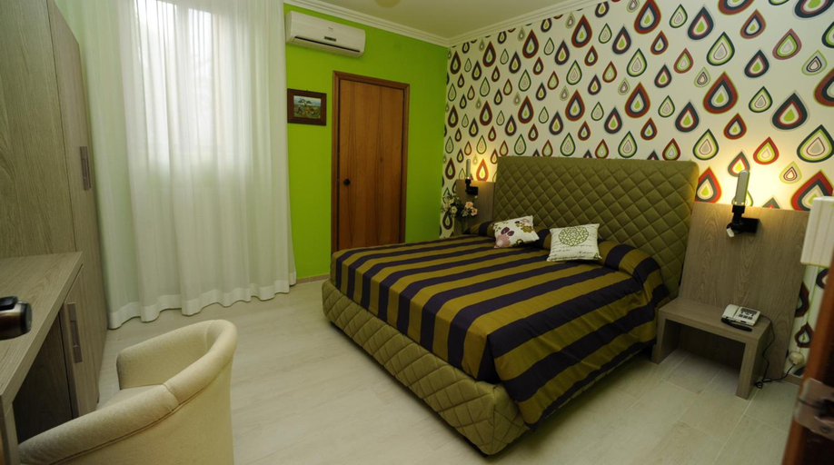 Bedroom 2, Hotel Tropical, Brindisi