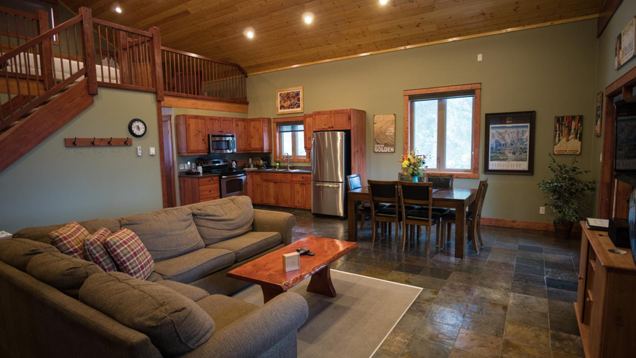 General view 5, Cedar House Restaurant & Chalets, Columbia-Shuswap