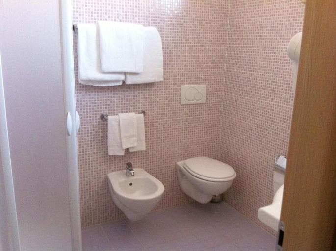 Bathroom 3, Hotel Giardino, Bari