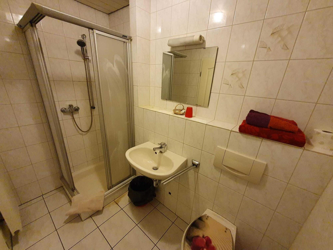 Bathroom 5, Hotel Jungmann, Saarlouis