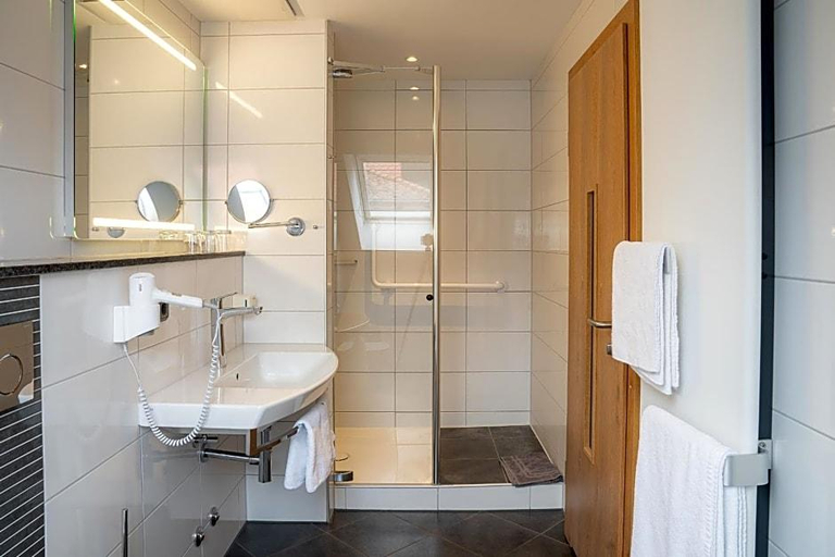 Bathroom 5, Zum Dallmayr Hotel Garni, Neumarkt in der Oberpfalz