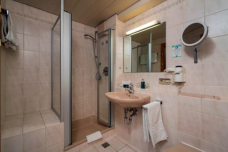 Bathroom 4, Hotel Krone, Alb-Donau-Kreis