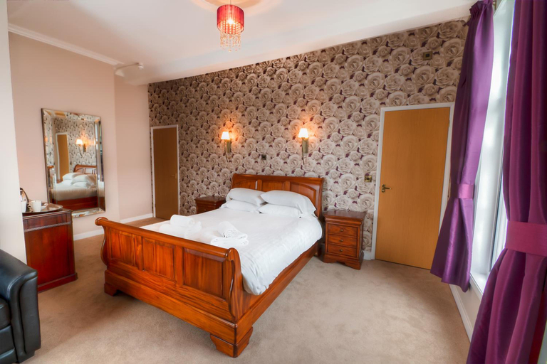 Bedroom 3, The Elephant & Castle Hotel, Powys