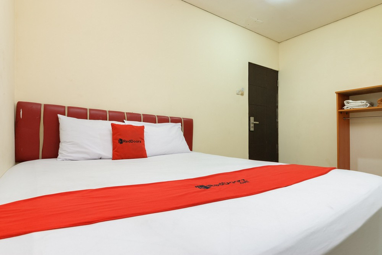 Bedroom 2, RedDoorz Plus @ Jalan Pemuda Jakarta, East Jakarta