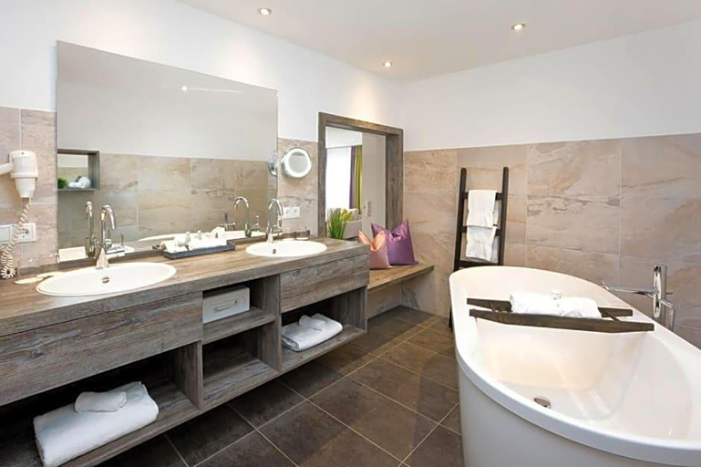 Bathroom 4, Landhotel Gockelwirt, Ostallgäu
