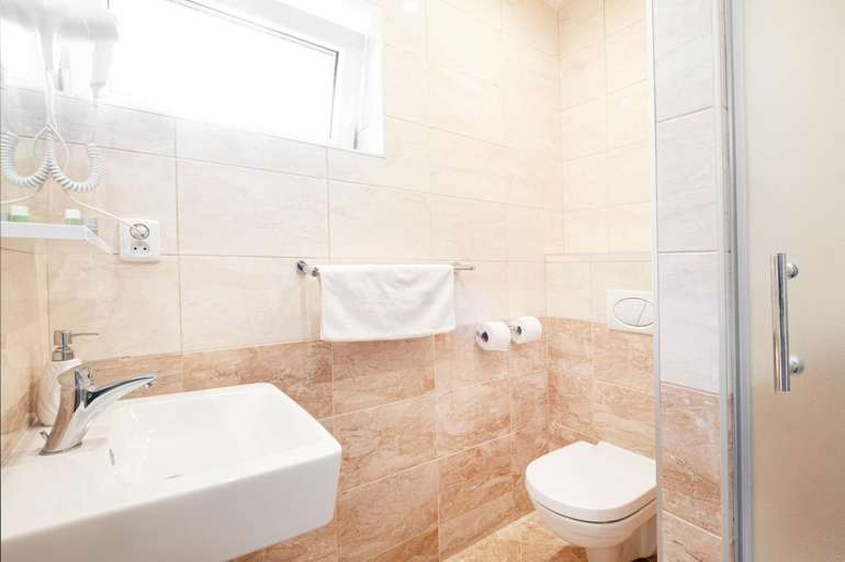 Bathroom 3, Hotel U Cv Sa Oe, Praha - východ