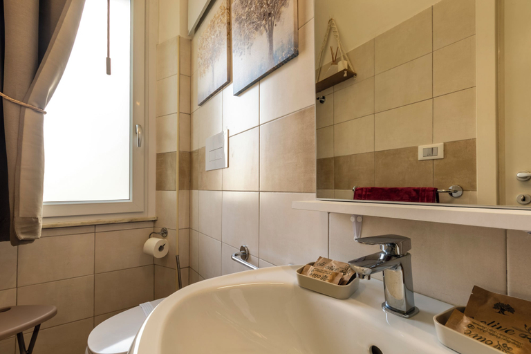 Bathroom 5, Urban Beach, Chieti
