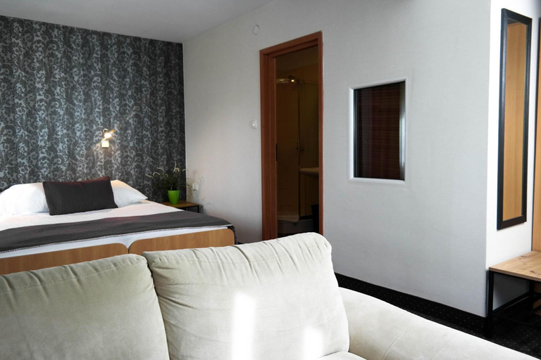 Bedroom 3, Hotel George, Pruszków